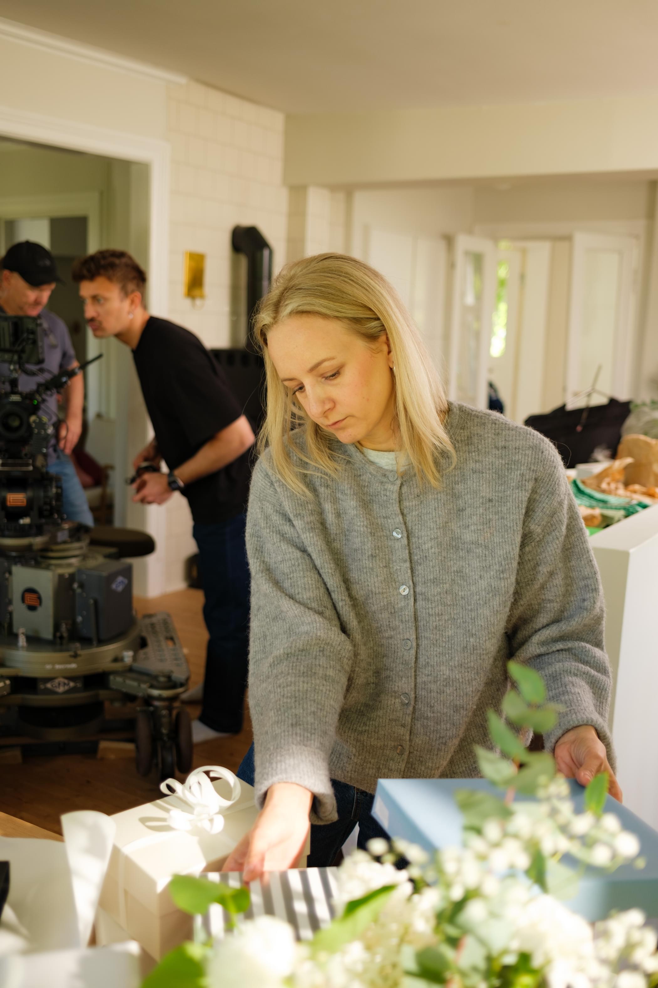 Set designer Live Berg bygger opp gavebordet til bryllupskampanjen.